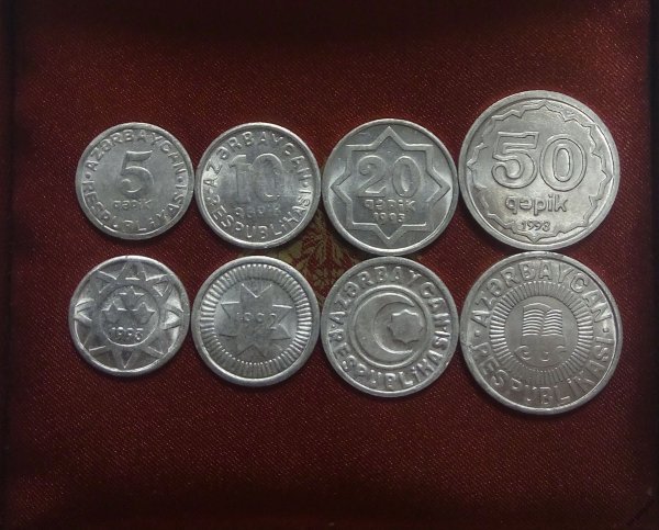 Набор из четырех разменных монет Азербайджана 1992-1993 гг